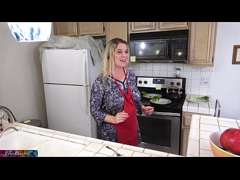 ❤️ Madrastra ordeñándole en la cocina antes de su cita ❤ Video de sexo en es.sitevox.top ❌️