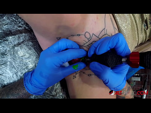 ❤️ Extremadamente tatuado hottie Sully Savage consiguió un tatuaje en su clítoris ❤ Video de sexo en es.sitevox.top ❌️